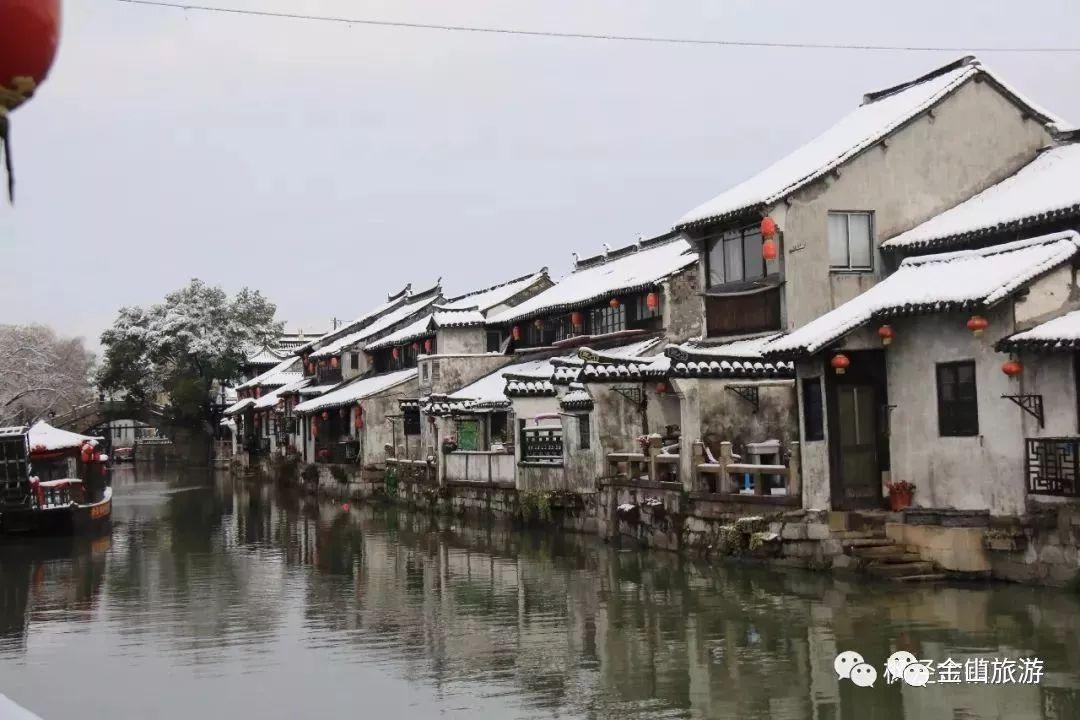 姐姐23岁妹妹22岁弟弟20岁我们三个手牵手挽胳膊在一起玩她们的闺蜜和女同学还不乐意为什么啊？游戏画面